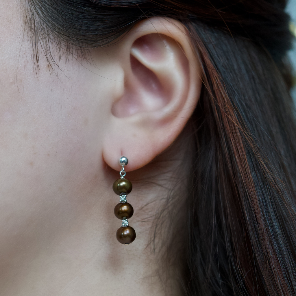 Arnolfini Triple Chocolate Pearl Earring Model Photo.webp